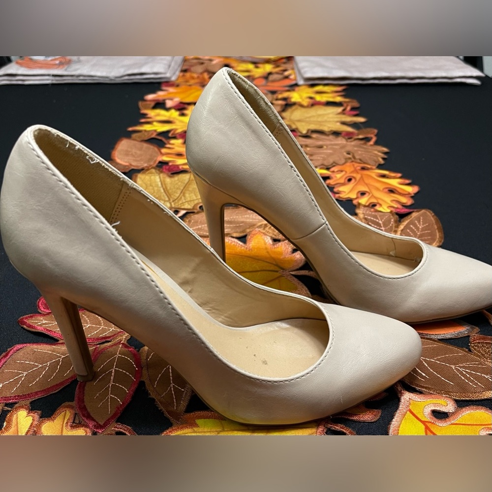 *SOLD* Nice pair of gently used Lauren Conrad Heels.
